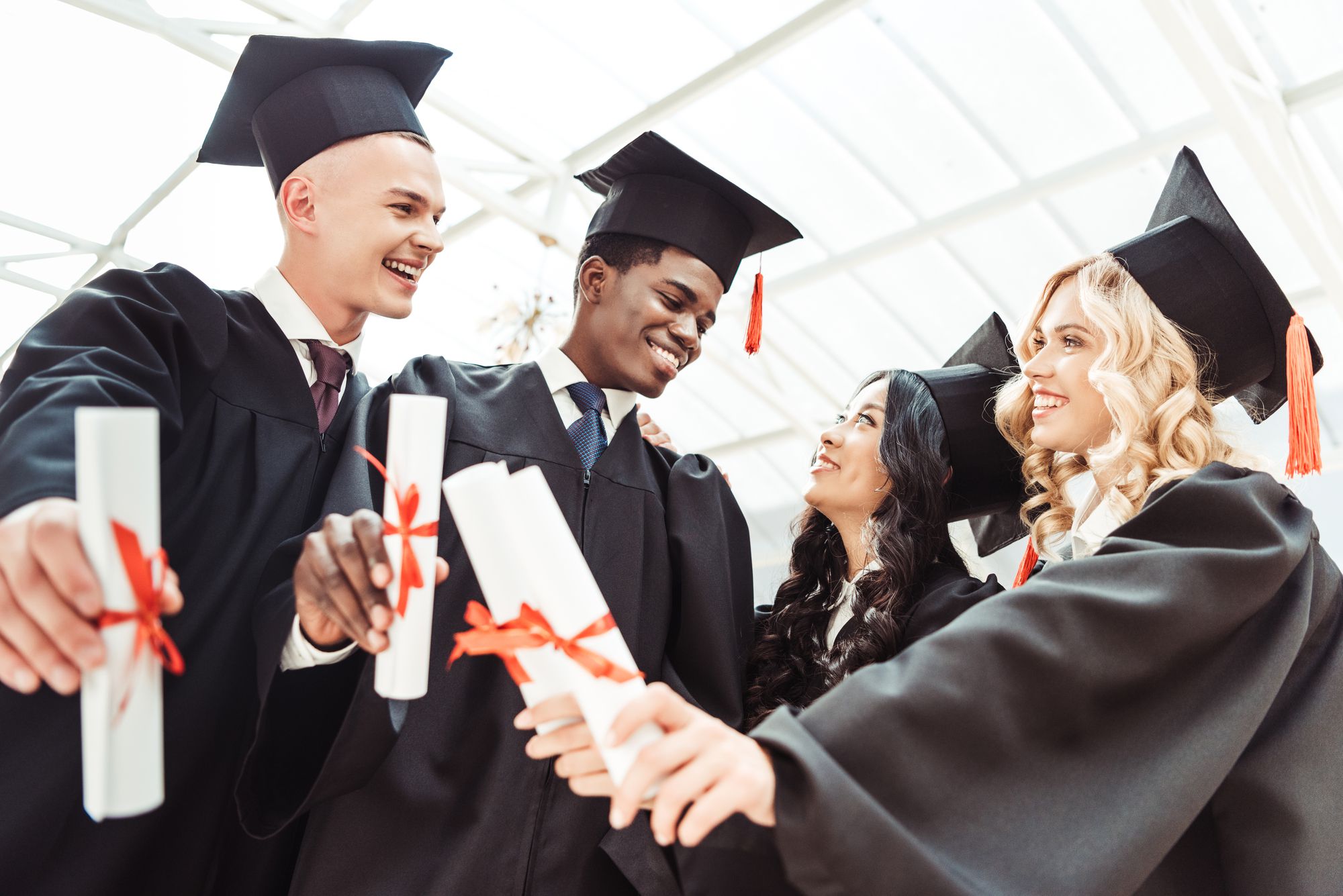 Entenda qual é a importância da faculdade para o currículo